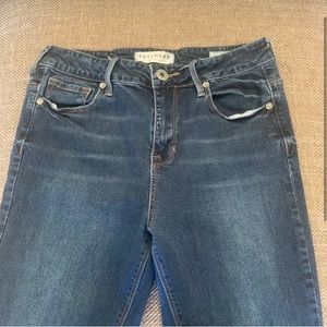 Excellent Preowned Condition Bullhead High Rise Skinny Jeans Size 9 Juniors.